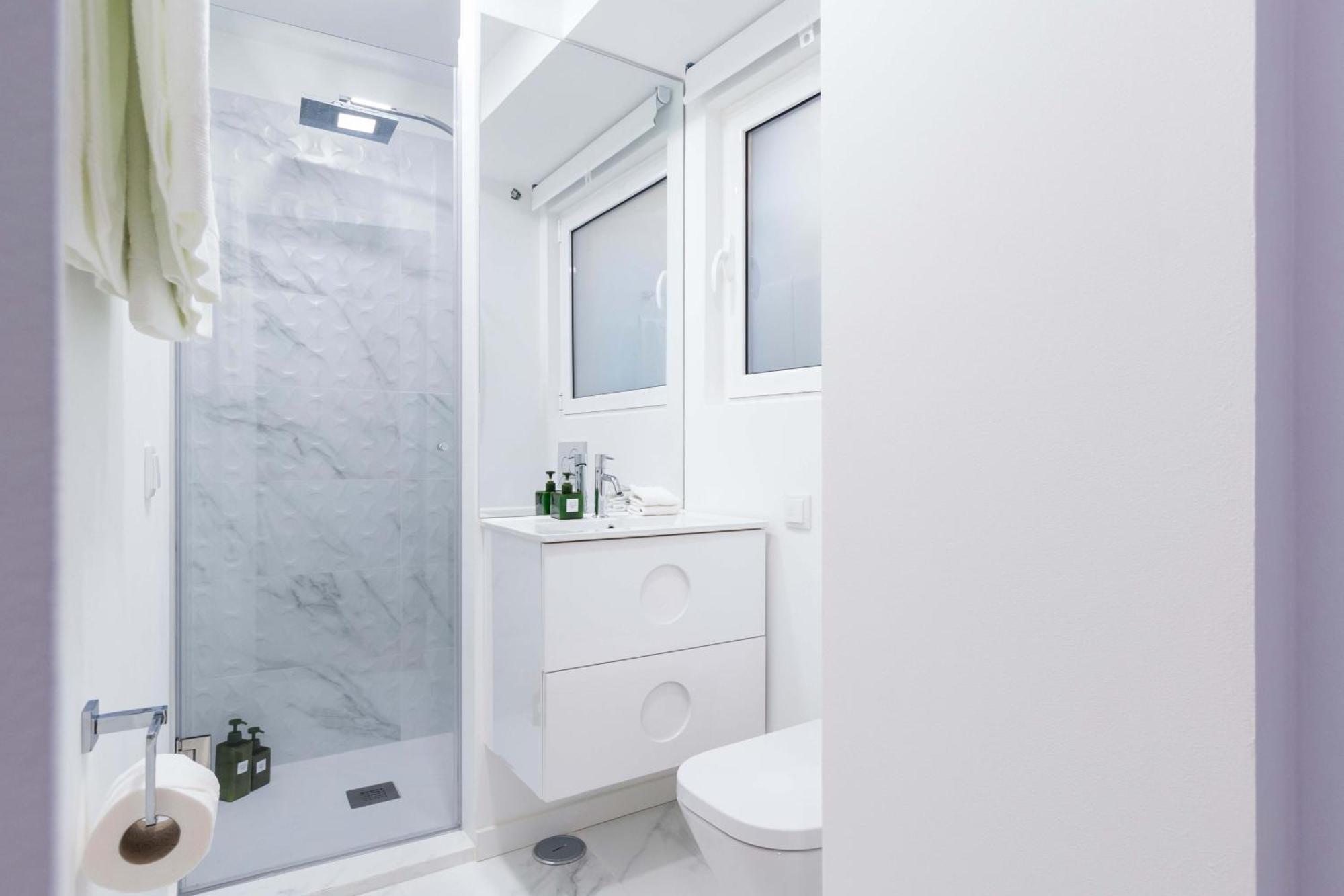 Apartment Perfect, Cool, Aircon, 2 Beds 2 Bath Location *